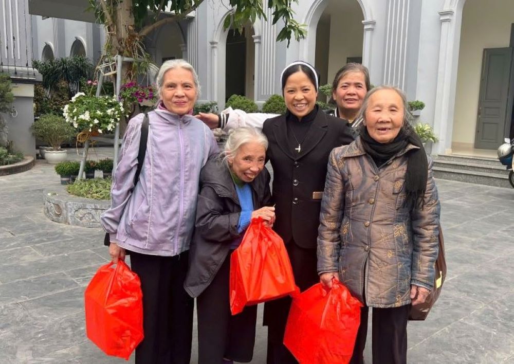 LEPROSY COLONIES IN VIETNAM – Nuns Caring for the Soul and Body