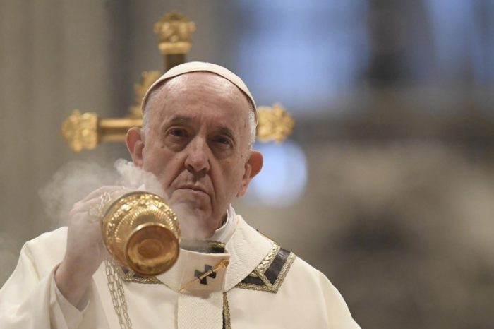 PAPA REVELA PREOCUPAÇÃO COM UMA IGREJA “ADORMECIDA” E LANÇA DESAFIO PARA 2022