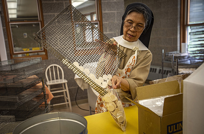 平凡工作交織神聖 隱修女默默製作麵餅過百年