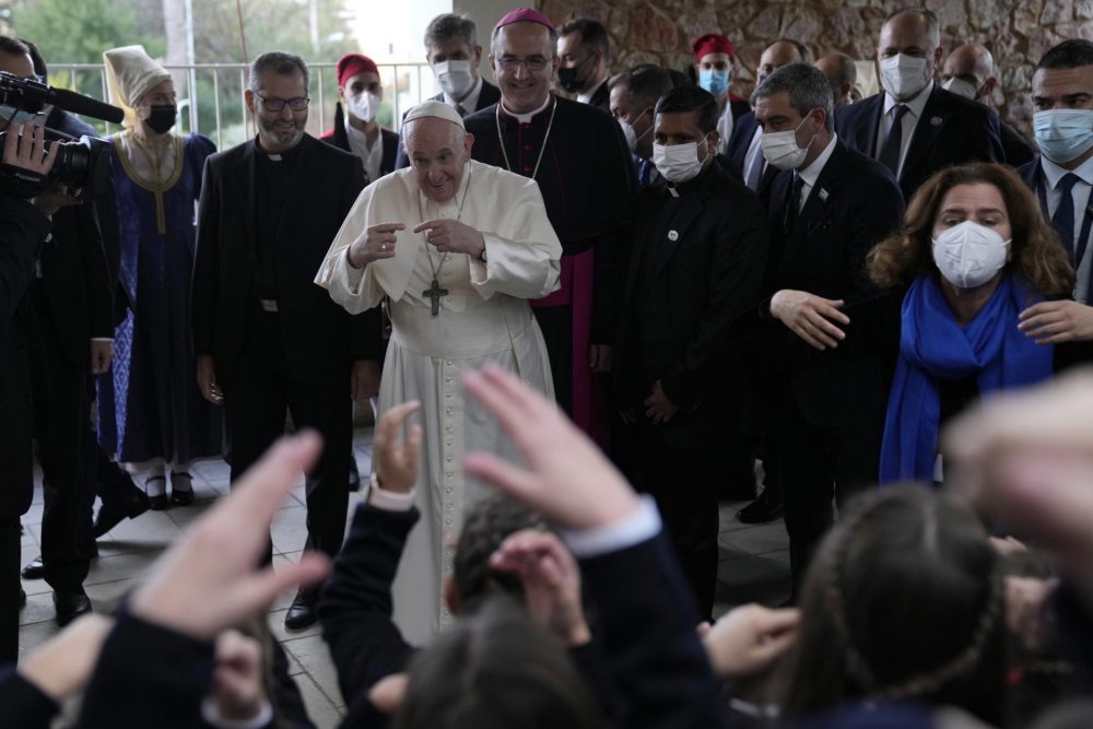 Papa encerra viagem marcada por atenção aos refugiados