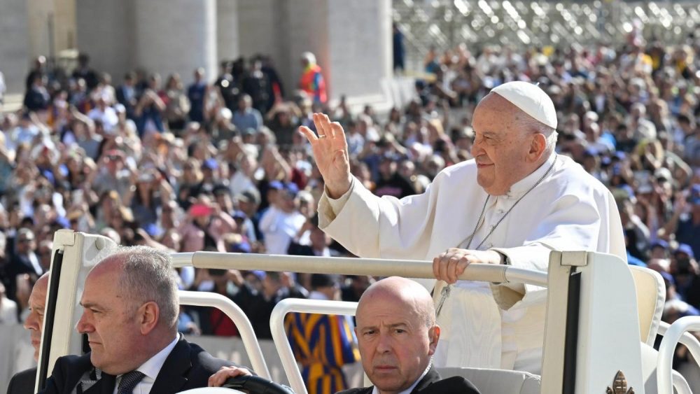 PAPA PEDIU A NOSSA SENHORA DE FÁTIMA INTERCESSÃO PELA PAZ