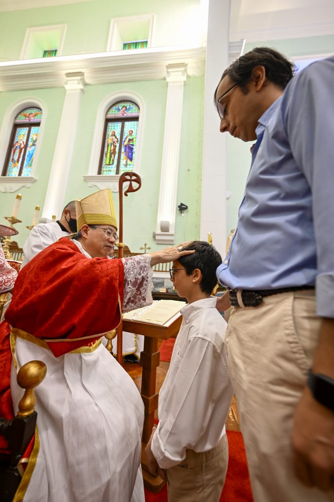 TREZE FIÉIS DA SÉ E UM PAROQUIANO DO CARMO RECEBEM O CRISMA ESTE DOMINGO